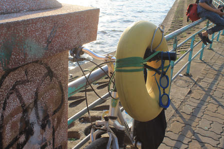 Nắng nóng, người Hà Nội biến hồ Tây thành bãi biển